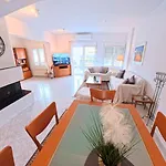 아파트 Entire-floor 2br Penthouse With 2 Huge Balconies & Free Parking *