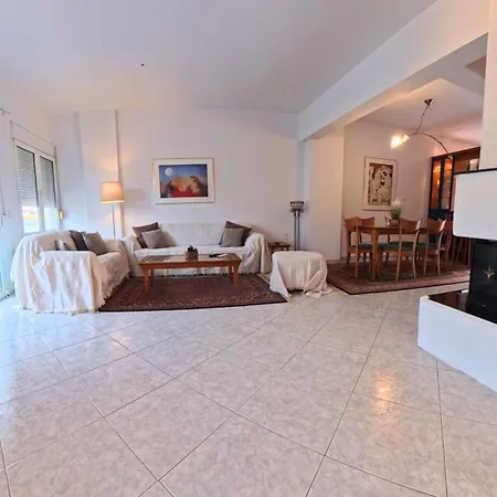 Entire-floor 2br Penthouse With 2 Huge Balconies & Free Parking Apartmán Soluň