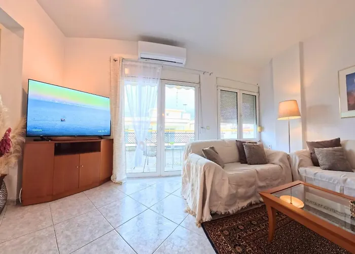 Apartment Entire-floor 2br Penthouse With 2 Huge Balconies & Free Parking *