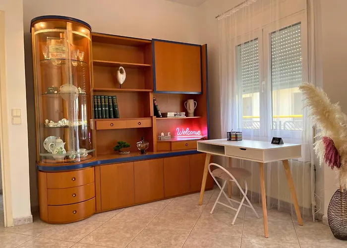 Entire-floor 2br Penthouse With 2 Huge Balconies & Free Parking Apartment *