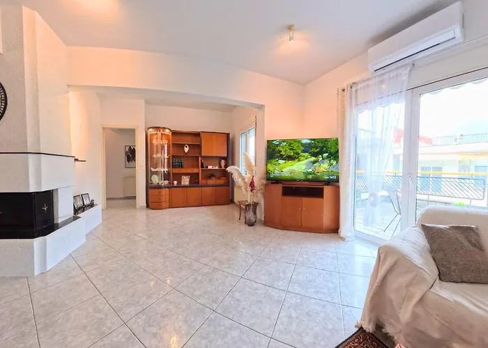 Entire-floor 2br Penthouse With 2 Huge Balconies & Free Parking Apartment *