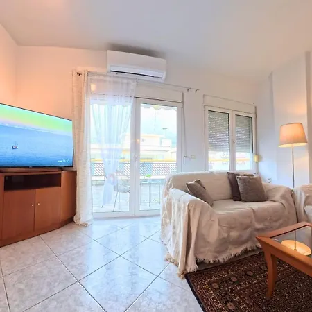 Apartment Entire-floor 2br Penthouse With 2 Huge Balconies & Free Parking *