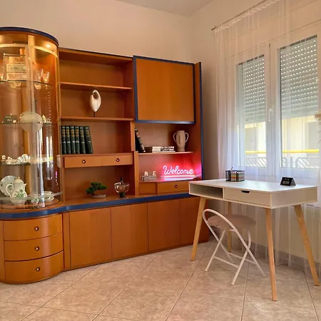 Entire-floor 2br Penthouse With 2 Huge Balconies & Free Parking Apartment *