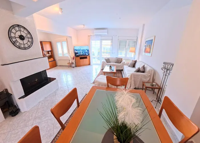 Apartman Entire-floor 2br Penthouse With 2 Huge Balconies & Free Parking *